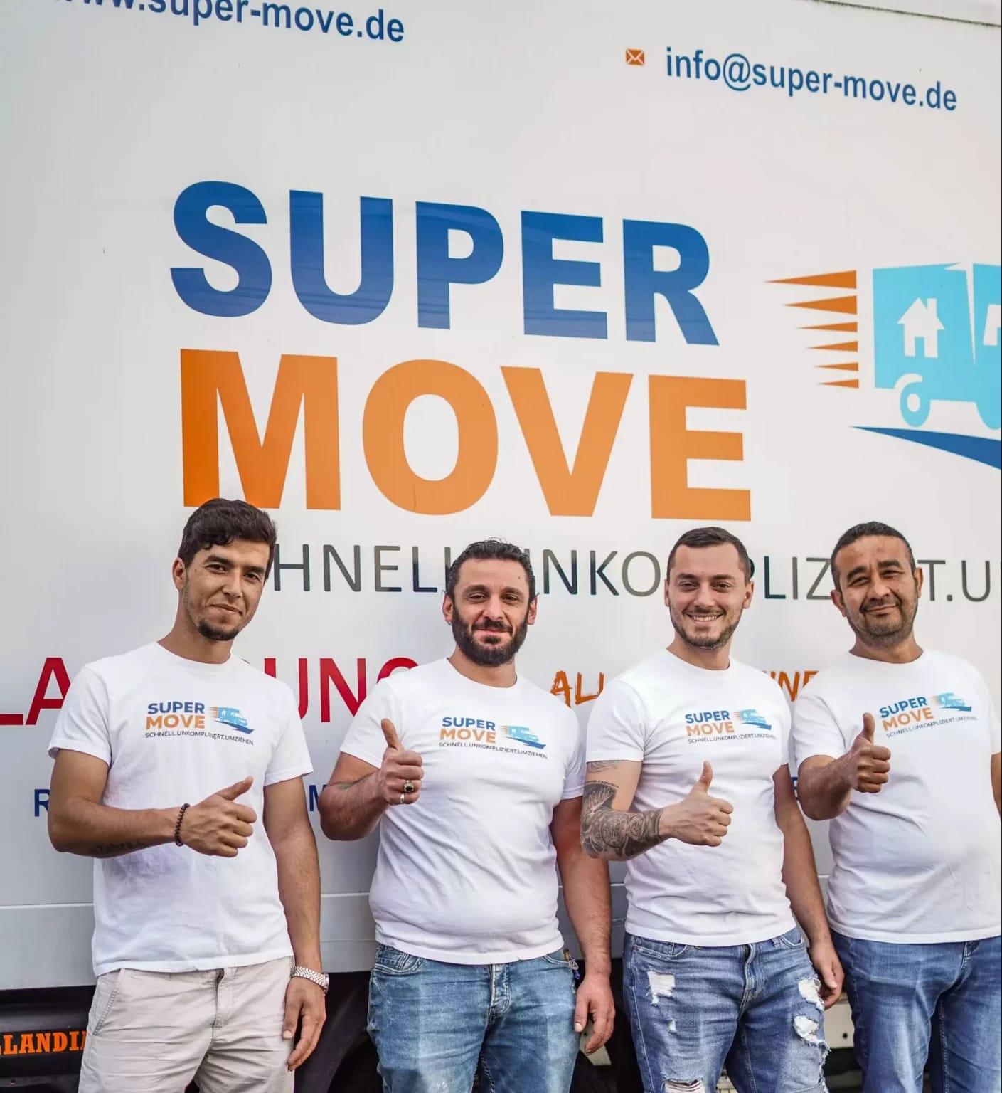 SuperMove Team vor dem Firmengebäude (Hero Kontakt)