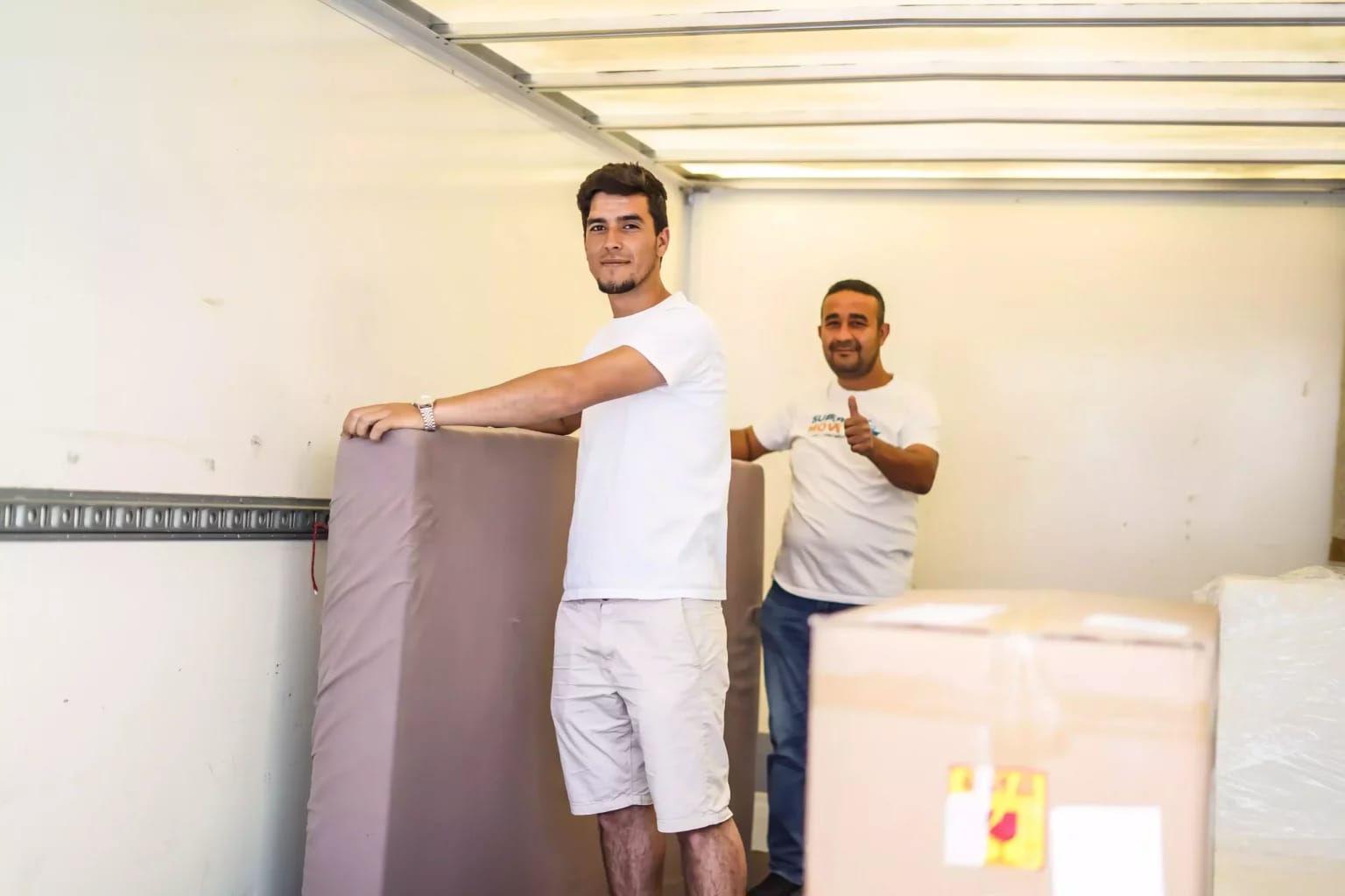 Umzugskartons und Team in der Wohnung