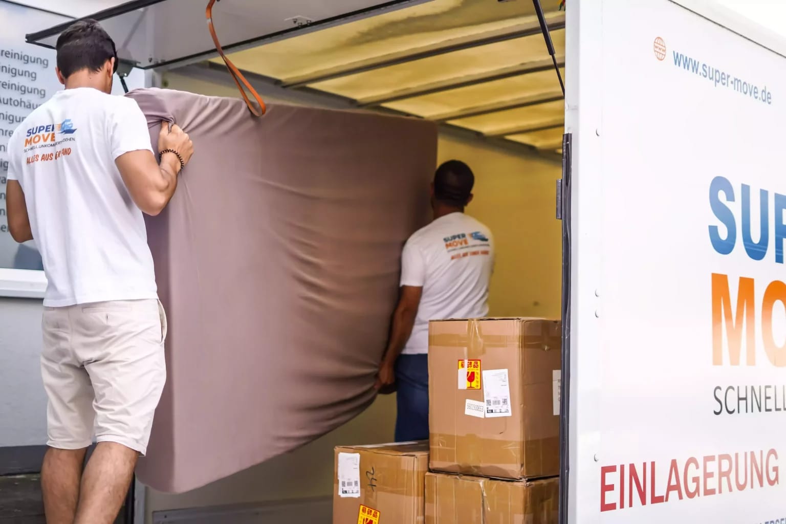 Umzugsteam beim Beladen des LKW (Hero Umzüge)